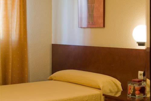 Hotel Avenida Requena Exterior photo