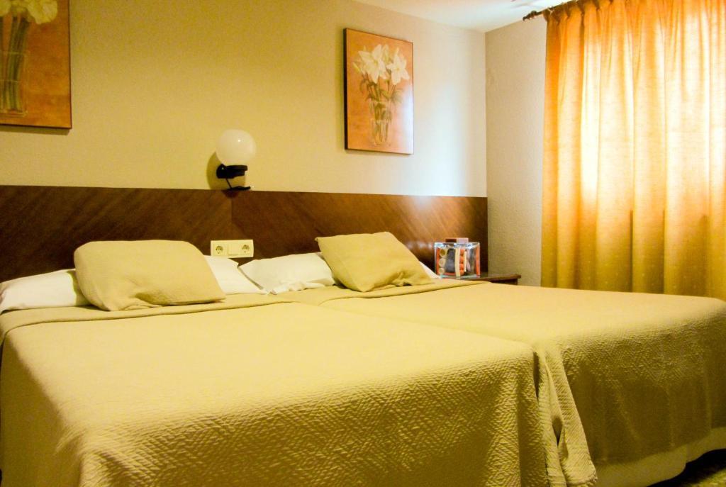 Hotel Avenida Requena Room photo