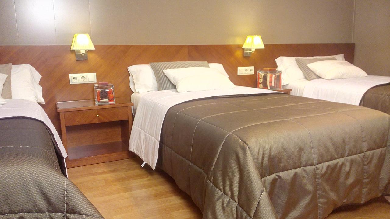 Hotel Avenida Requena Exterior photo