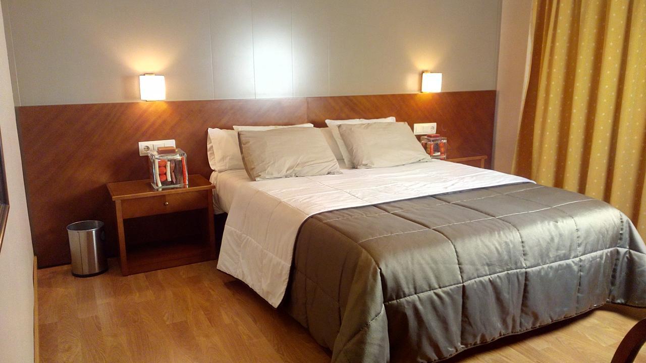 Hotel Avenida Requena Exterior photo